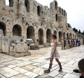 Η λαμπερή επίδειξη μόδας του Βασίλειου Κωστέτσου μπροστά από το Ηρώδειο (ΦΩΤΟ)