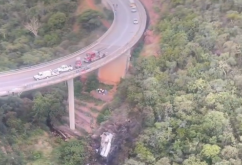 Τρομοκρατικό δυστύχημα με 45 νεκρούς στη Ν. Αφρική: Λεωφορείο έπεσε από γέφυρα 50 μέτρων, πήρε και φωτιά - Σε κρίσιμη κατάσταση 8χρονος, μοναδικός επιζών (βίντεο)