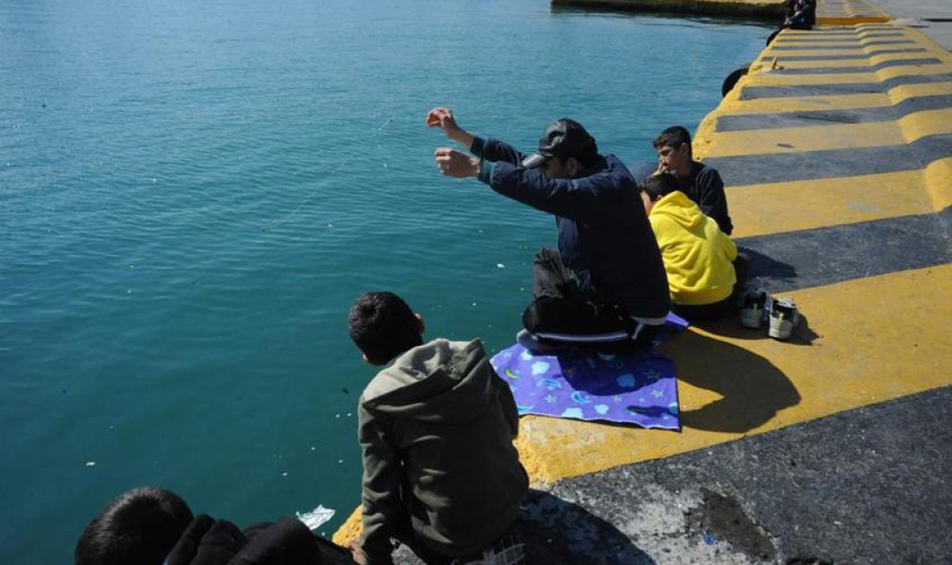 Συγκινητικό στιγμιότυπο: Πρόσφυγας ψαρεύει στο λιμάνι του Πειραιά - Κυρίως Φωτογραφία - Gallery - Video