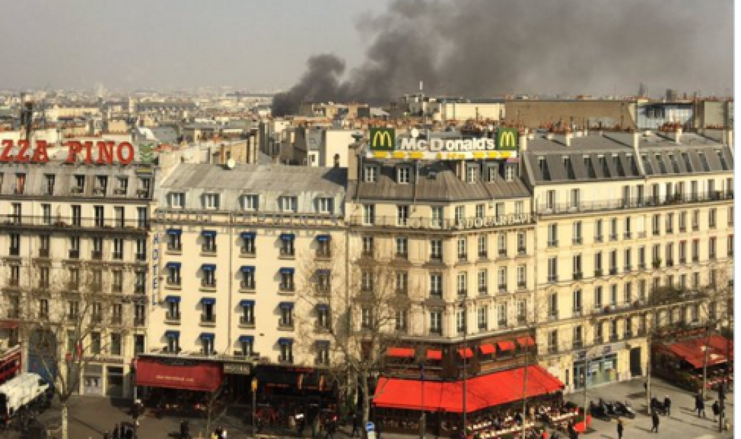 Πανικό προκάλεσε η ισχυρή έκρηξη στο κέντρο του Παρισιού - Τρέχοντας βγήκαν οι σεφ από την σχολή τους που τυλίχθηκε στις φλόγες   - Κυρίως Φωτογραφία - Gallery - Video