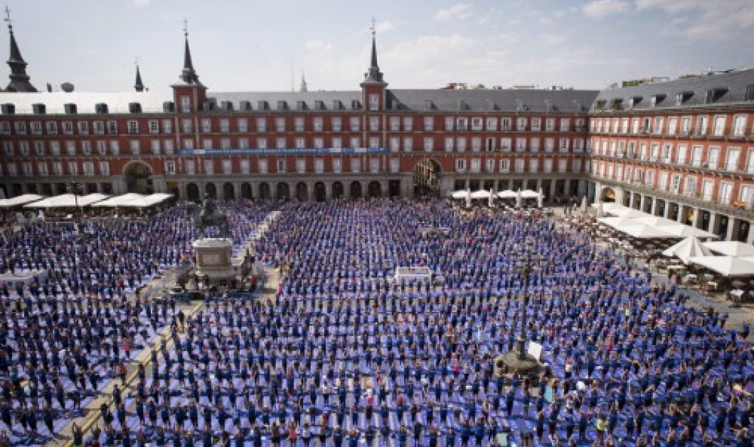 3.000 Ισπανοί έκαναν γιόγκα στην κεντρική πλατεία της Μαδρίτης! Αφιέρωσαν τη μέρα στις κακοποιημένες γυναίκες - Κυρίως Φωτογραφία - Gallery - Video
