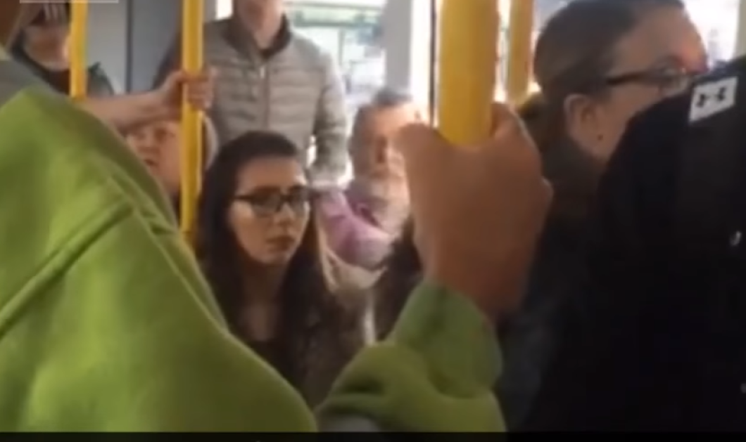 Bίντεο - ανατριχίλα: 3 Βρετανοί επιτίθενται με βία σε Μεξικανό μέσα σε λεωφορείο   - Κυρίως Φωτογραφία - Gallery - Video
