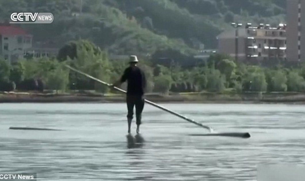Βίντεο: Τολμηρός Κινέζος διασχίζει τα νερά του ποταμού ισορροπώντας πάνω σε ένα μπαμπού - Κυρίως Φωτογραφία - Gallery - Video