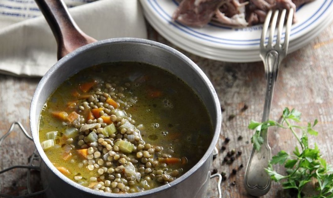 Ο Άκης υποδέχεται τα πρώτα κρύα με φανταστική συνταγή: Σούπα με φακές και χοιρινό κότσι - Κυρίως Φωτογραφία - Gallery - Video