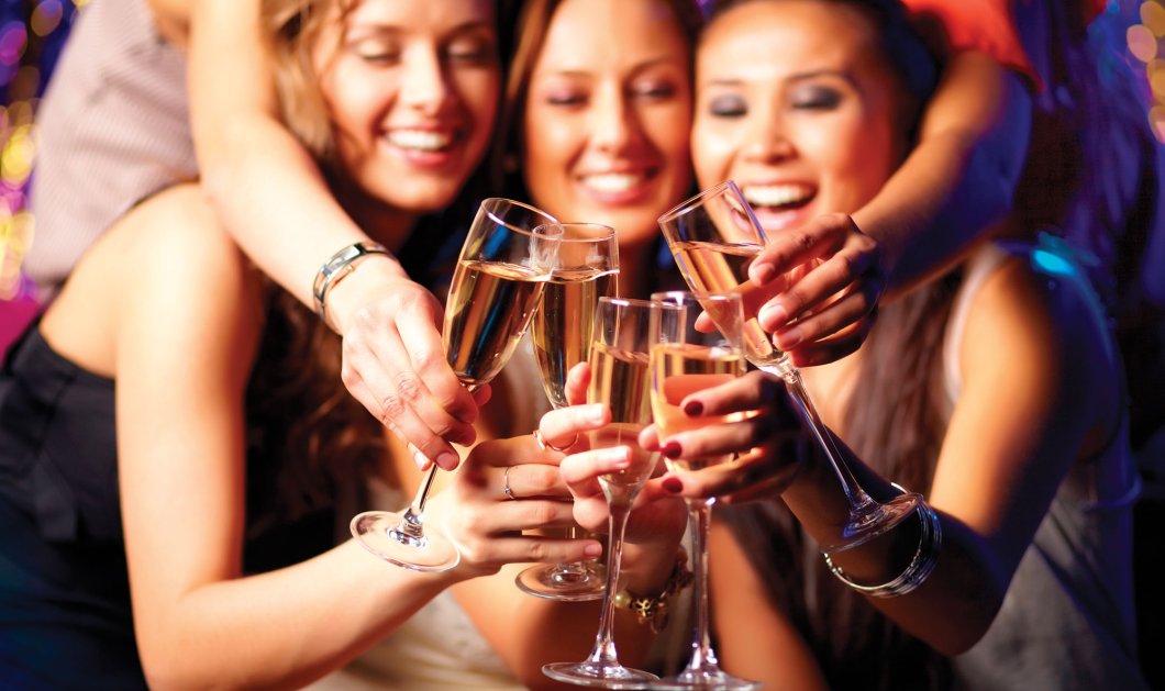 Νέα έρευνα που κρούει τον κώδωνα του κινδύνου: Οι γυναίκες πλέον πίνουν πιο πολύ από τους άντρες - Κυρίως Φωτογραφία - Gallery - Video