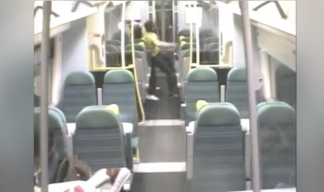 Απίστευτο βίντεο: Επιβάτης σπάει στο ξύλο συνεπιβάτη γιατί τον ξύπνησε σε λάθος στάση μετρό   - Κυρίως Φωτογραφία - Gallery - Video