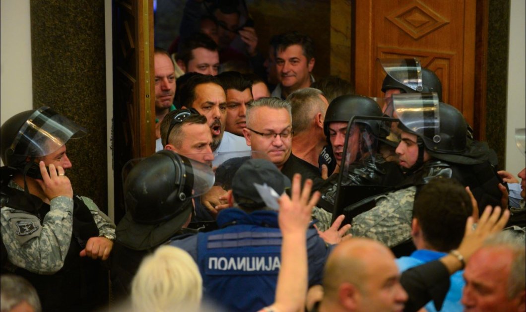 Χάος στα Σκόπια: Έφοδος διαδηλωτών μέσα στο Κοινοβούλιο - Συμπλοκές & 4 τραυματίες (Φωτό - Βίντεο) - Κυρίως Φωτογραφία - Gallery - Video