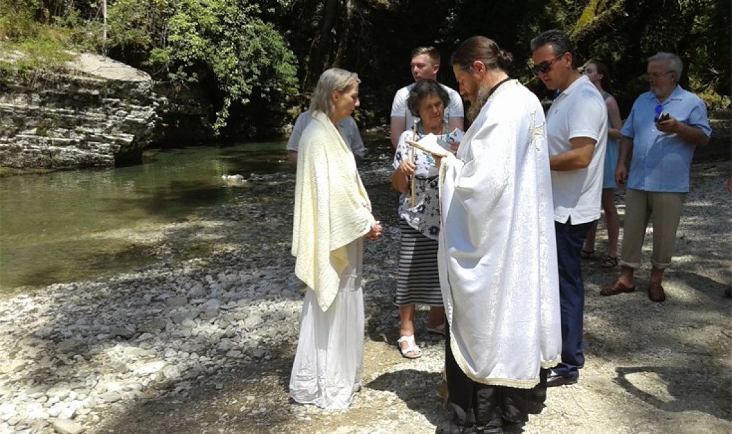 Ολλανδέζα 52 ετών ήρθε από την Αυστραλία για να βαφτιστεί Χριστιανή Ορθόδοξη στα παγωμένα νερά του ποταμού Λαγκάβιτσα - Κυρίως Φωτογραφία - Gallery - Video