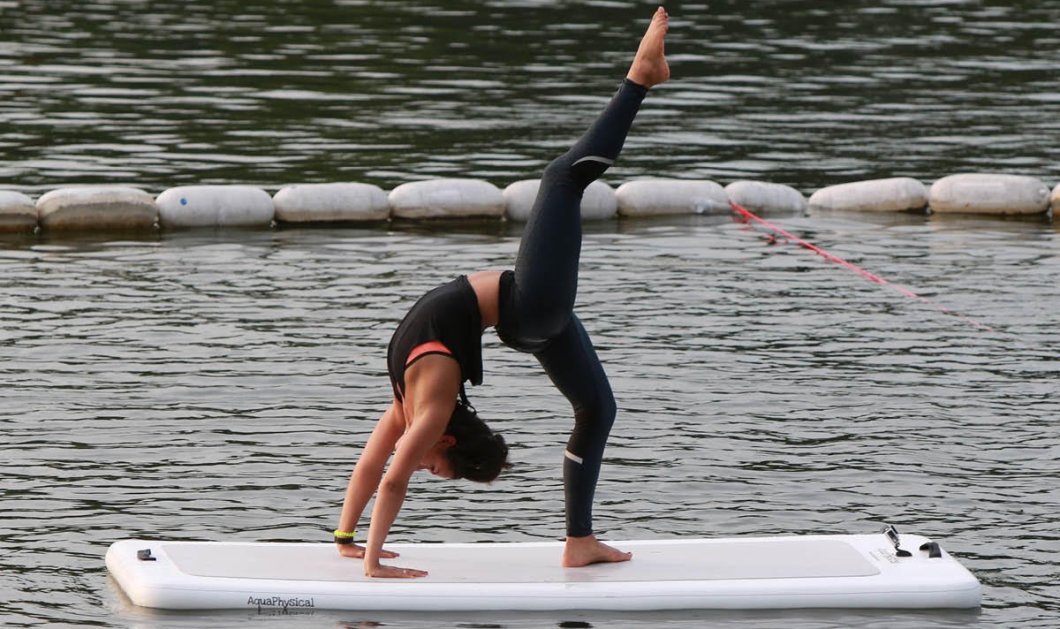 Float fit η νέα τρέλα στην γυμναστική: Ασκήσεις πάνω σε σανίδα που επιπλέει στο νερό -  Δείτε φωτο - Κυρίως Φωτογραφία - Gallery - Video