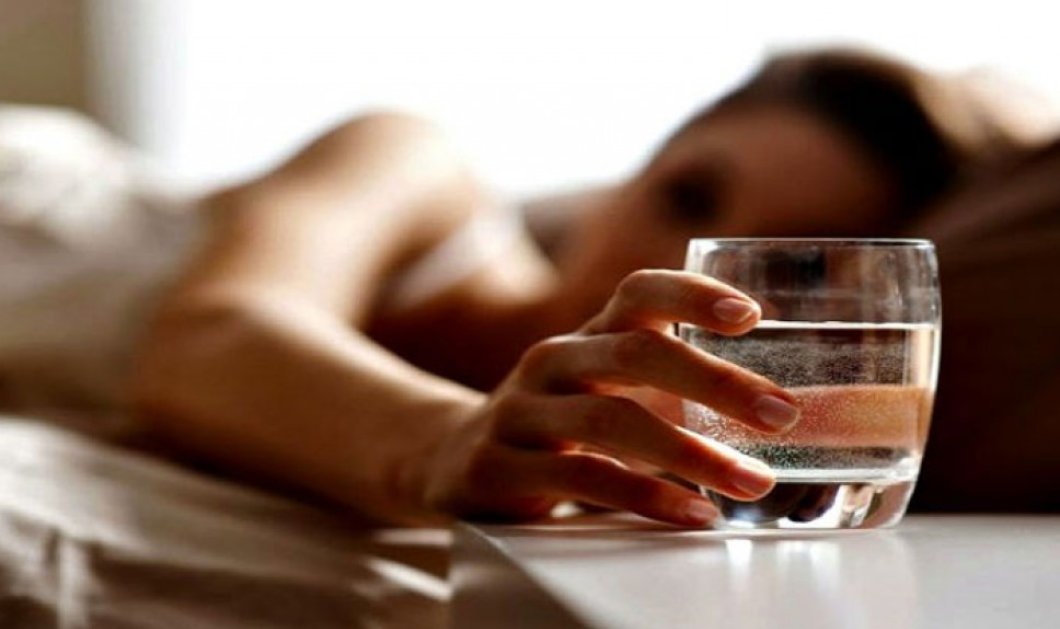 Δείτε τι κινδύνους κρύβει ένα ποτήρι νερό αν μείνει όλο το βράδυ στο κομοδίνο σας - Κυρίως Φωτογραφία - Gallery - Video