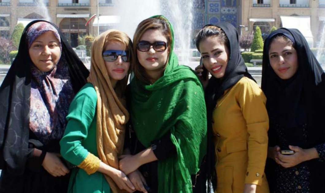Άγριο ξυλοφόρτωμα σε νεαρή γυναίκα στο Ιράν: Φορούσε με λάθος τρόπο το χιτζάμπ - Το βίντεο φωτιά! - Κυρίως Φωτογραφία - Gallery - Video