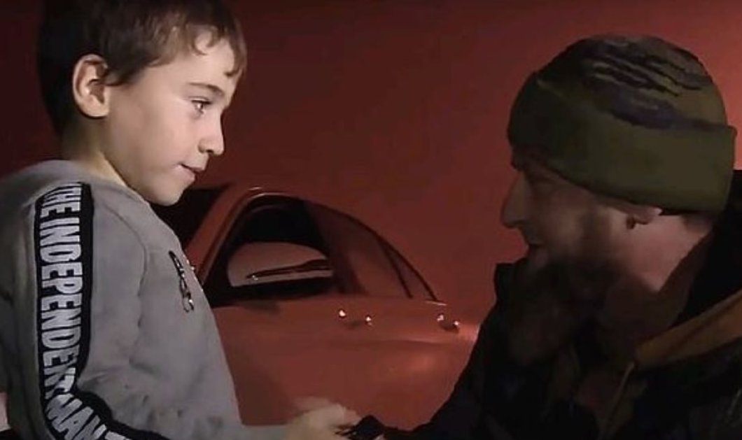 5χρονος έκανε 4.105 κάμψεις & πήρε δώρο μια Mercedes από τον πρόεδρο της Τσετσενίας (φωτό) - Κυρίως Φωτογραφία - Gallery - Video