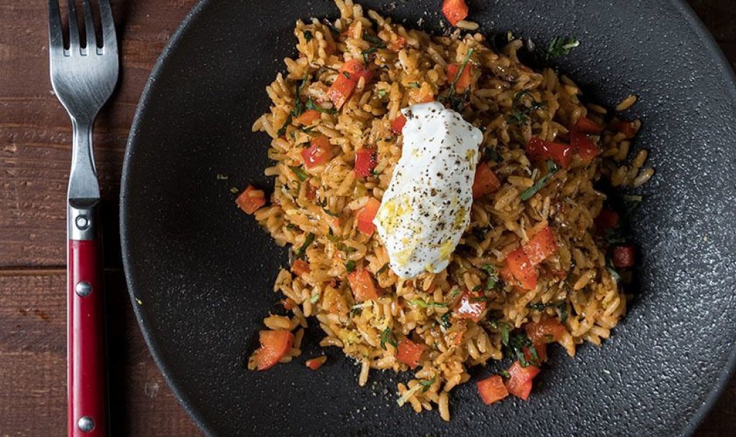 Μια απίστευτη συνταγή από τον Άκη Πετρετζίκη: Κρεμμυδόρυζο με καστανό ρύζι - Κυρίως Φωτογραφία - Gallery - Video