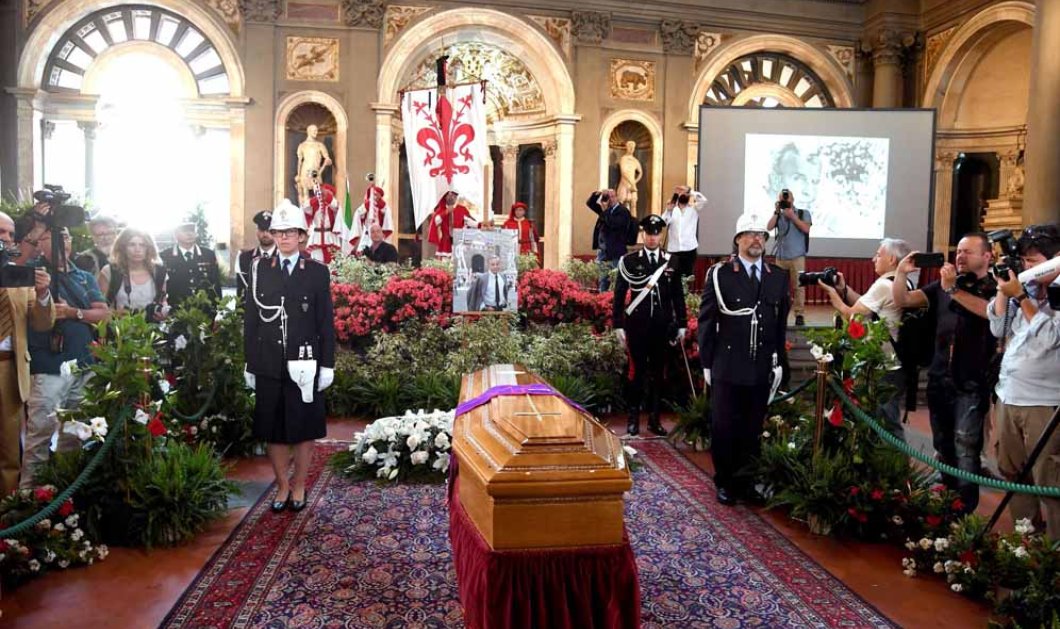 Συγκίνηση και δέος στην κηδεία του Φράνκο Τζεφιρέλι - Χιλιάδες κόσμου είπαν το "τελευταίο αντίο" στον μεγάλο "μαέστρο" (φώτο-βίντεο) - Κυρίως Φωτογραφία - Gallery - Video