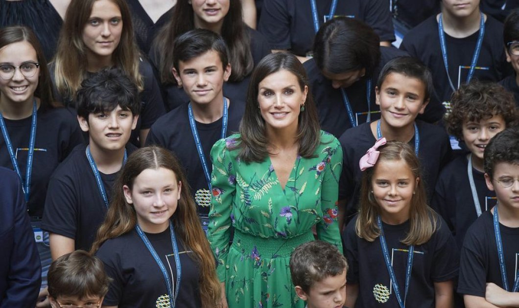 Η βασίλισσα της Ισπανίας Λετίσια έβαλε ένα απίθανο σμαραγδί, φλόραλ φουστάνι, με ασύμμετρο στρίφωμα - Επισκέφτηκε την πατρίδα της (φώτο)   - Κυρίως Φωτογραφία - Gallery - Video
