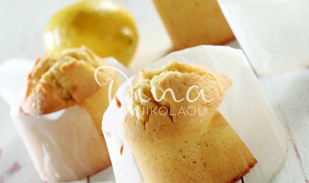 Η Ντίνα Νικολάου προτείνει: Υγρό & ζουμερό κέικ λεμονιού με κουκουνάρια - Κυρίως Φωτογραφία - Gallery - Video