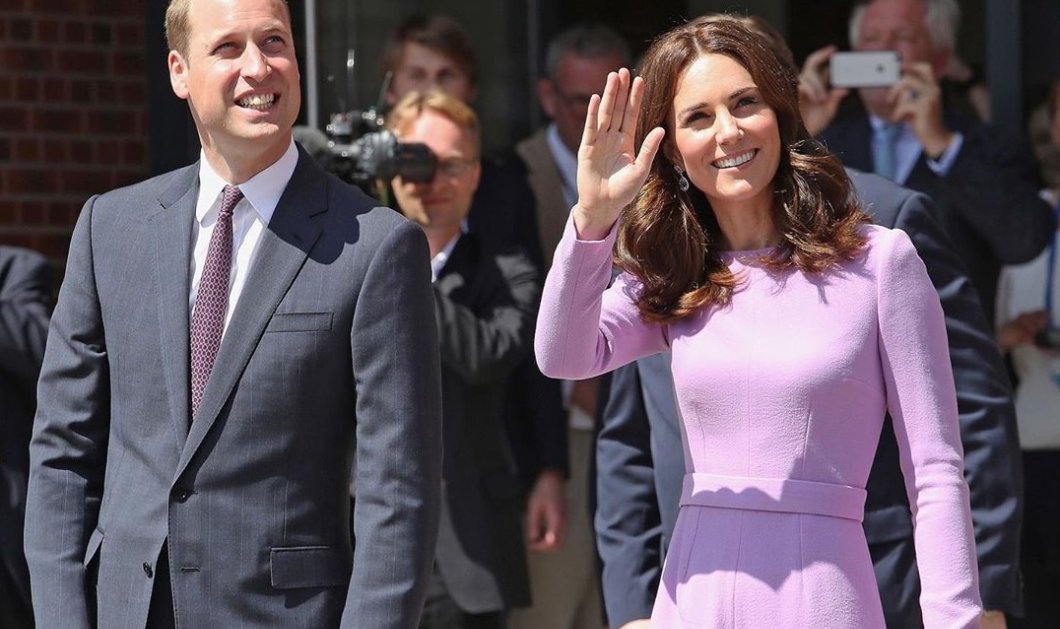 Kate Middleton: Με σικάτο μπλε ταγιέρ παρέα με τα πεθερικά της - Το κυπαρισσί παλτό της Καμίλα (φωτό) - Κυρίως Φωτογραφία - Gallery - Video