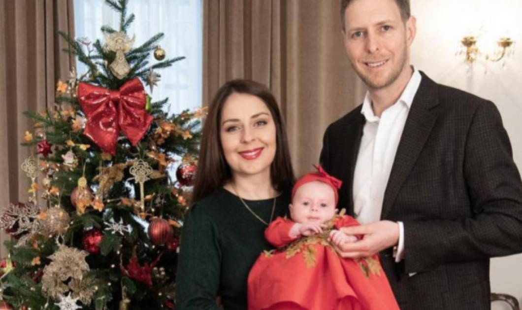 O Πρίγκιπας Λέκα της Αλβανίας & η Πριγκίπισσα Έλια με την νεογέννητη κορούλα τους στα κόκκινα - Πλάι στο Χριστουγεννιάτικο δέντρο (φωτό) - Κυρίως Φωτογραφία - Gallery - Video