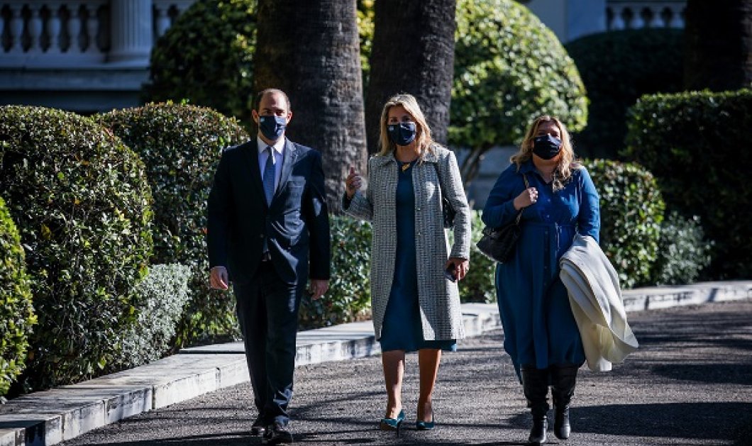 Τι φόρεσαν στην ορκωμοσία οι τρεις νέες υφυπουργοί: Με πετρόλ φουστάνι Ζέττα Μακρή & Μαρία Συρεγγέλα - Το μωβ επέλεξε η Σοφία Βούλτεψη (φωτό)  - Κυρίως Φωτογραφία - Gallery - Video