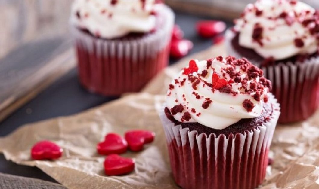 Αργυρώ Μπαρμπαρίγου: Αφράτα, ζουμερά και κατακόκκινα red velvet cupcakes - Ο έρωτας είναι γλυκός! - Κυρίως Φωτογραφία - Gallery - Video