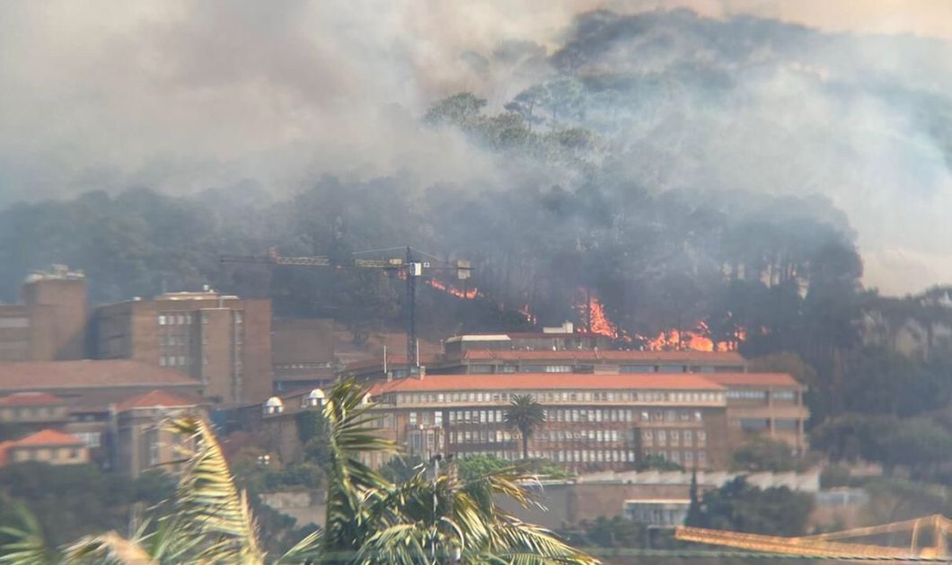 Πυρκαγιά σε εμβληματικό όρος στην Κέιπ Τάουν προκάλεσε καταστροφές σε κτίρια του πανεπιστημίου - Τυλίχθηκε στις φλόγες η Βιβλιοθήκη (φωτό - βίντεο) - Κυρίως Φωτογραφία - Gallery - Video