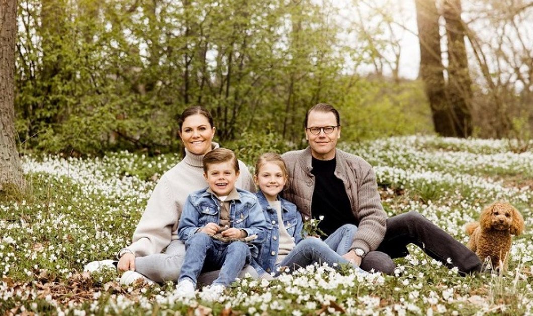 Μες τα λουλούδια η βασιλική οικογένεια της Σουηδίας: Η πριγκίπισσα Βικτώρια σε μια ανοιξιάτικη φωτό με τον άντρα της & τα παιδιά τους - Κυρίως Φωτογραφία - Gallery - Video