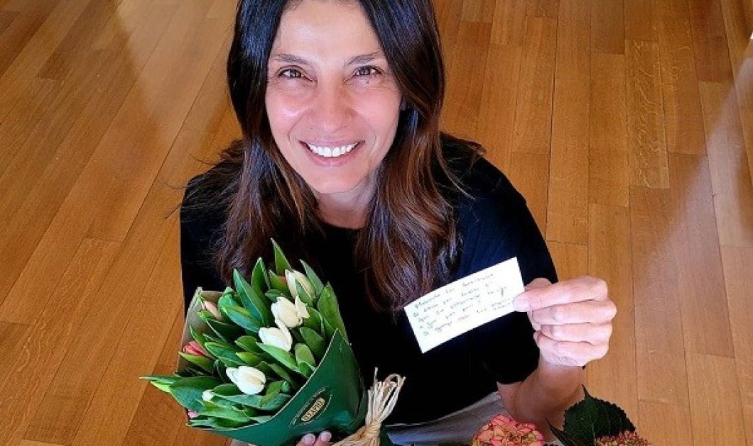 Τρισευτυχισμένη μαμά η Πόπη Τσαπανίδου: Οι κόρες της Μαρίνα, Ευτυχία και Εύα την γέμισαν με λουλούδια - «Σας λατρεύω» (φωτό) - Κυρίως Φωτογραφία - Gallery - Video