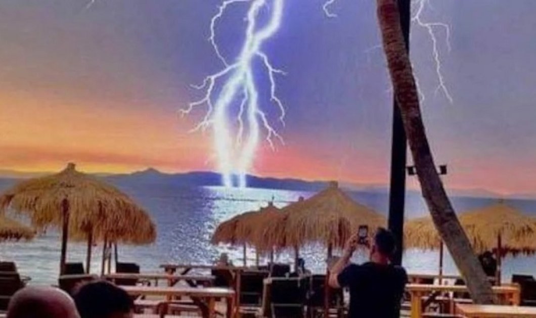 Η εντυπωσιακή φωτογραφία από τη χθεσινή κακοκαιρία στην Αθήνα: Κεραυνός στην παραλιακή χτυπά τη θάλασσα - Κυρίως Φωτογραφία - Gallery - Video