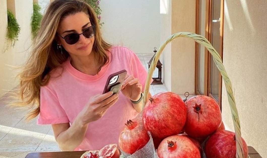 Βασίλισσα Ράνια της Ιορδανίας: Με ροζ t-shirt και μαύρο «τύπικο» γυαλάκι απολαμβάνει τα ρόδια εποχής που της έστειλαν δώρο (φωτό) - Κυρίως Φωτογραφία - Gallery - Video