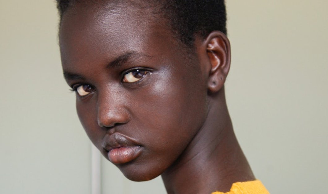 Ποια είναι η νέα πρέσβειρα της Estée Lauder; Η Adut Akech θα καθιερωθεί ως σύμβολο ομορφιάς της γενιάς της – Κατάγεται από το Σουδάν & είναι μια κούκλα (φώτο) - Κυρίως Φωτογραφία - Gallery - Video