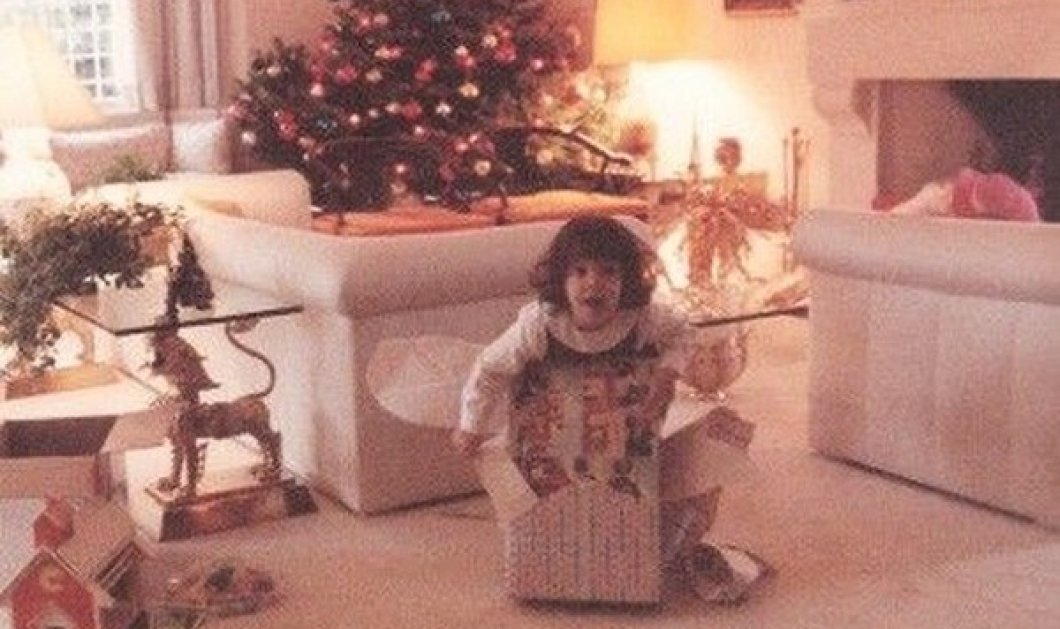 Μαίρη Κατράντζου: Η γλυκιά, χριστουγεννιάτικη φωτό - Παιδάκι ακόμα, ανοίγει τα δώρα που της έφερε ο Άγιος Βασίλης  - Κυρίως Φωτογραφία - Gallery - Video