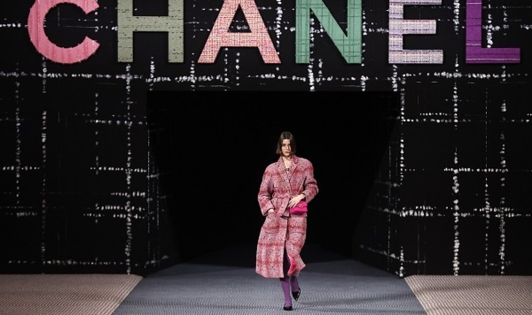 Η πασαρέλα της Chanel «πλημμύρισε» με chic tweed: Φθινοπωρινή κολεξιόν - ωδή στο αιώνιο σύμβολο του οίκου (φωτό & βίντεο) - Κυρίως Φωτογραφία - Gallery - Video