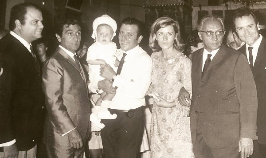 Vintage pic από τη βάφτιση της Σάντρας Βουτσά: Οι γονείς της, ο νονός Δαλιανίδης, ο Φίνος, ο Βογιατζής, ο Κατσαρός  - Κυρίως Φωτογραφία - Gallery - Video