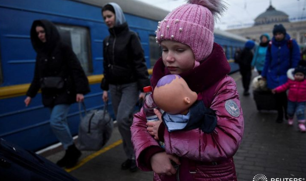 Συγκλονιστικό: Τα κορίτσια στην Ουκρανία κόβουν τα μαλλιά τους - Για να μην τραβούν την προσοχή & να τα βιάσουν Ρώσοι στρατιώτες - Κυρίως Φωτογραφία - Gallery - Video