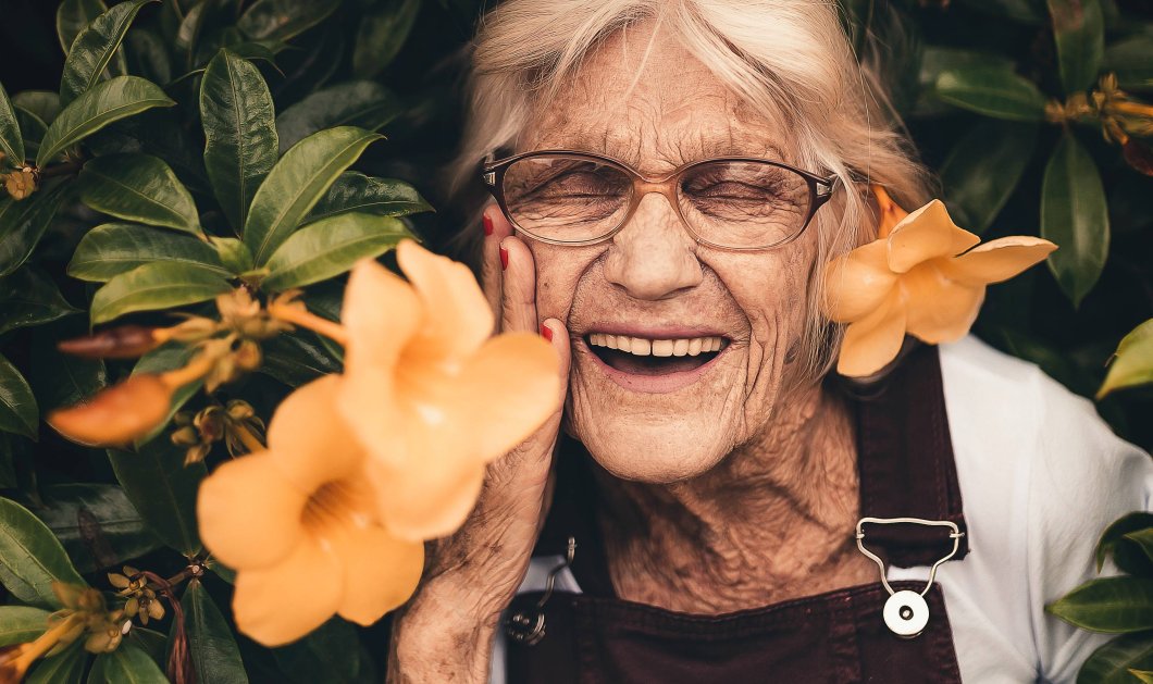 Έρευνα: Η γενναιοδωρία & η προσφορά χρημάτων ένδειξη πρώιμου Αλτσχάιμερ στους ηλικιωμένους  - Κυρίως Φωτογραφία - Gallery - Video