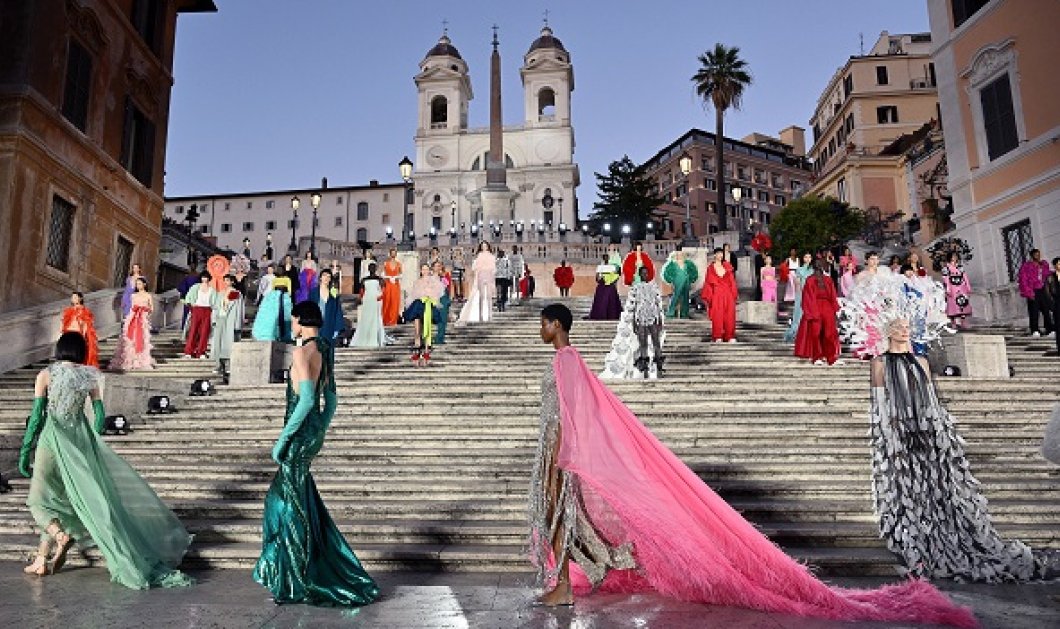 Ο Valentino παρουσίασε τη νέα κολεξιόν του στην εμβληματική Piazza di Spagna της Ρώμης - εκεί που ξεκίνησαν όλα (φωτό & βίντεο) - Κυρίως Φωτογραφία - Gallery - Video