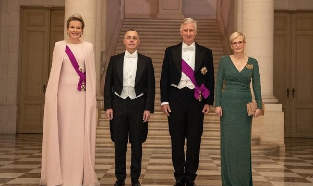 Η royal εμφάνιση της βασίλισσας Ματθίλδης του Βελγίου: Ροζ παλ τουαλέτα με κάπα, τιάρα και διαμαντένια σκουλαρίκια (φωτό) - Κυρίως Φωτογραφία - Gallery - Video