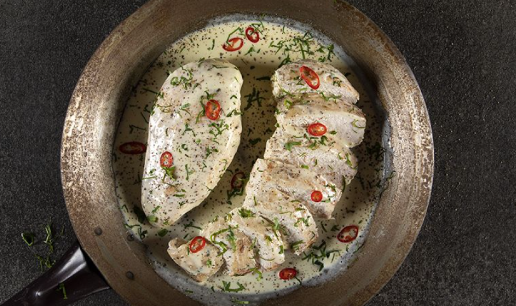 Ο Άκης Πετρετζίκης μας φτιάχνει κοτόπουλο αλά κρεμ με 4 υλικά - Ένα γρήγορο & εύκολο πιάτο!  - Κυρίως Φωτογραφία - Gallery - Video