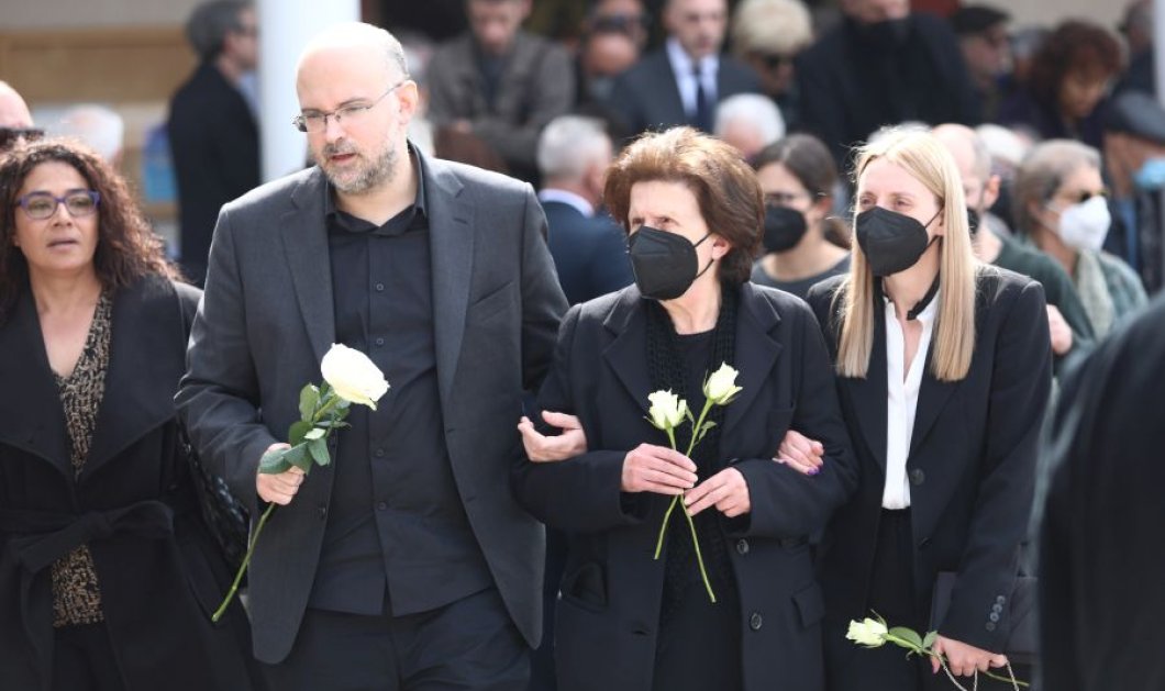 Λάκης Παπαστάθης: Συγκίνηση στην κηδεία του σκηνοθέτη - Κυρίως Φωτογραφία - Gallery - Video