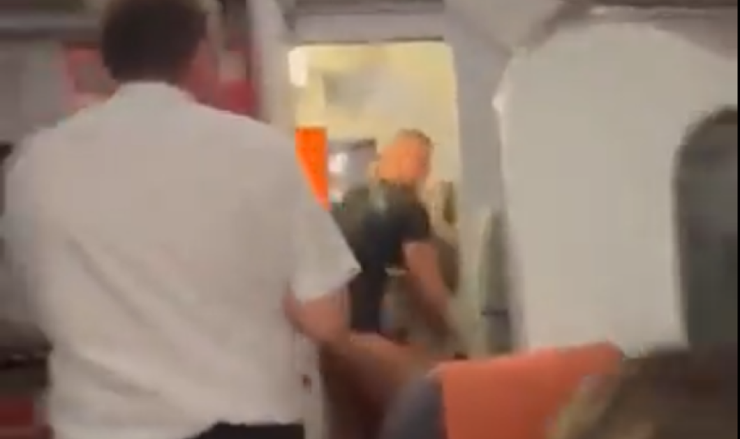 Έκαναν σεξ στη τουαλέτα τους αεροπλάνου: Δεν μπορούσαν να περιμένουν να φτάσουν στην Ίμπιζα - Χειροκροτούσαν οι επιβάτες (βίντεο) - Κυρίως Φωτογραφία - Gallery - Video