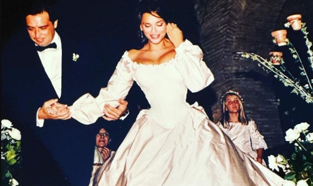 Καλλονή η Σήλια Κριθαριώτη την ημέρα του γάμου της πριν 22 χρόνια - Ε αυτό είναι το ωραιότερο νυφικό που έχουμε δει! (φωτό) - Κυρίως Φωτογραφία - Gallery - Video