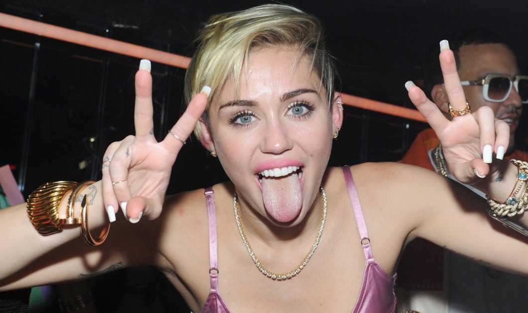 Εκείνη η τρελέγκω η Miley Cyrus εμφανίζεται τόσο γυμνή που το Instagram τη λογόκρινε... Το αμόρε της δε, ο Patrick Schwarzenegger φορά τα ίδια πυτζαμάκια με όλη την οικογένεια! - Κυρίως Φωτογραφία - Gallery - Video