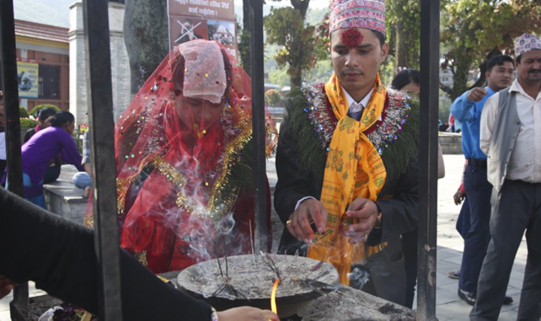 Συγκλονίζει ο φωτογράφος Νίκος Οικονόμου: ''Πήγα σε γάμο στο Νεπάλ & η νύφη μου ζητούσε να τη σώσω'' - Κυρίως Φωτογραφία - Gallery - Video