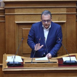 Live, η πρόταση δυσπιστίας στη Βουλή: Ο Σωκράτης Φάμελλος, κοινοβουλευτικός εκπρόσωπος του ΣΥΡΙΖΑ στο βήμα